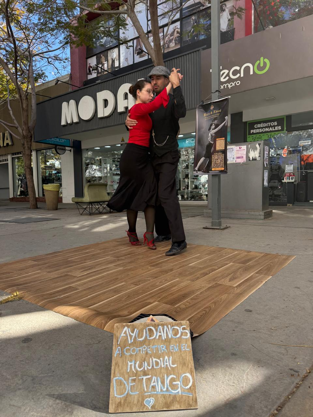 Pista. Enoé y Brenda, durante una de sus presentaciones en la Peatonal. La pareja utiliza el espacio público como pista de ensayo y escenario para recaudar fondos.