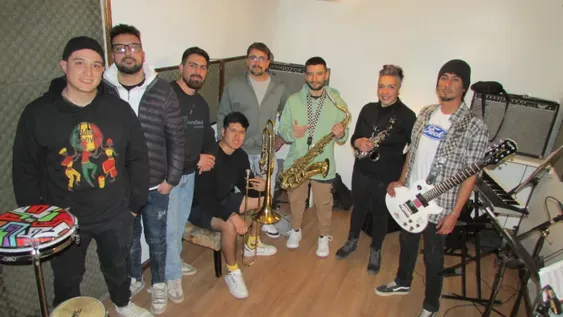 LA BANDA DE MÚSICA  LATINA que reversiona fusiona ska con tango, bossa nova, el reggae, funk, soul y rock.