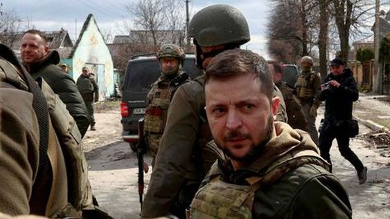 Zelensky visita Bucha y reitera denuncia sobre una masacre