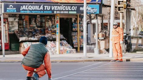 el gobierno provincial ejecuta tareas de senalizacion para reforzar la seguridad en avenida libertador