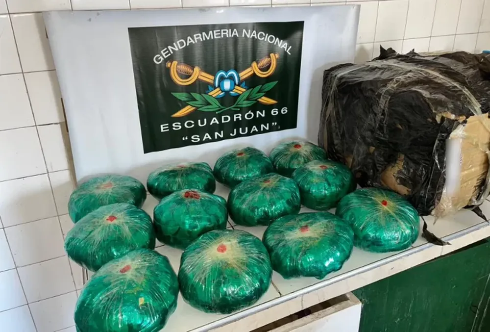 Incautaron en Ruta 40 más de 1 kilo de cocaína y 12 kilos de hojas de coca