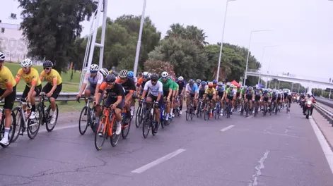 Pelotón. El gran colorido del ciclismo Libre y Master de San Juan estará este domingo festejando en Calingasta.