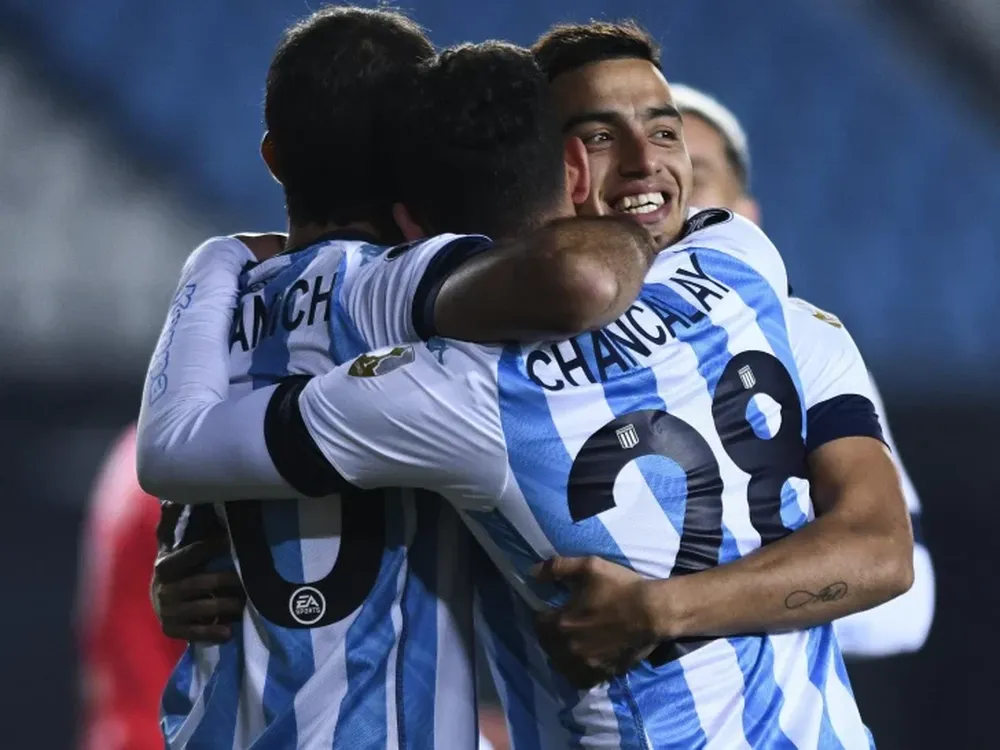 Racing goleó a Rentistas y se quedó con su grupo