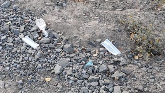 Enojo por barbijos arrojados en Sierras Azules