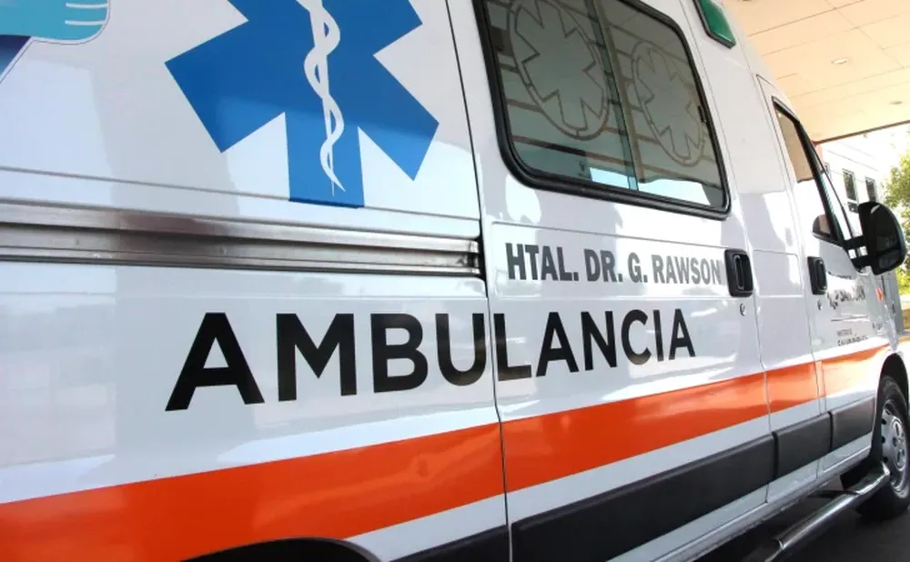 Perdió el control de su moto, cayó y está grave