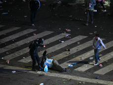Los incidentes comenzaron cuando un grupo lanzó piedras y botellas contra el operativo policial instalado alrededor del Obelisco. Imagen: (Luis ROBAYO / AFP)
