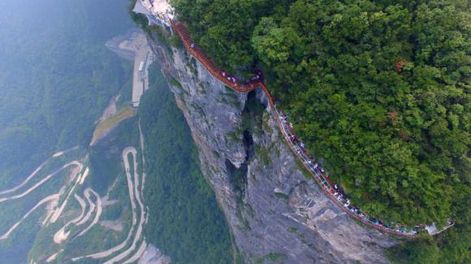 Un coloso de cristal flota en China