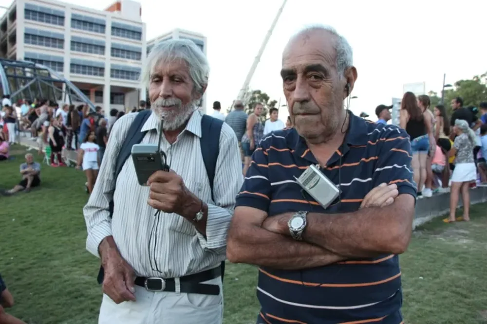 Pasión sin límites: la tradición de seguir escuchando la Vuelta por radio