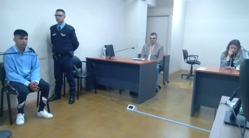 EL ACUSADO  (izquierda) admitió que atacó a golpes y amenazó en dos ocasiones a su expareja. Ahora deberá capacitarse sobre Violencia Familiar y Nuevas Masculinidades.