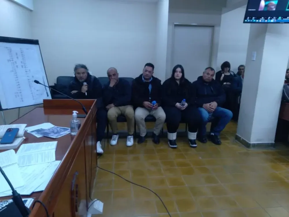 De izquierda a derecha, los imputados Oscar Díaz, Víctor Dávila, Martín Gastón Díaz, su hija Alexiana, y José Alberto Díaz.