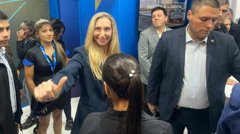 La visita exprés de Karina a la Expo para respaldar el San Juan minero con anuncios, rosca y selfies