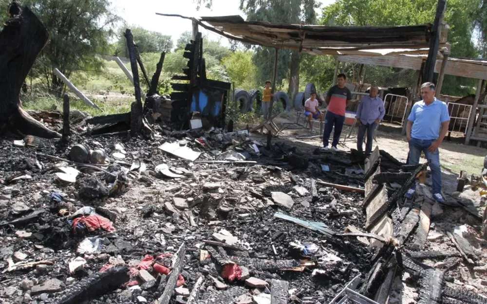 Salió a preguntar por su trabajo y en el interín un incendio destruyó toda su casa