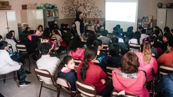 Para paliar la crisis, ahora enseñan en las escuelas a sembrar verduras