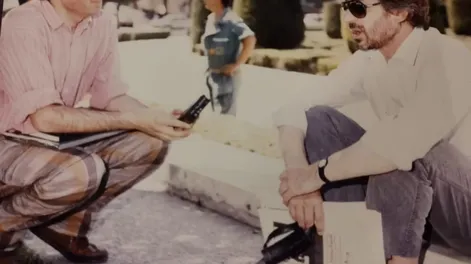 La foto muestra al periodista sanjuanino entrevistando en Madrid al afamado actor español, José Sacristán, quien valoró la democracia al tiempo que mostró preocupación por la simpatía de una porción de españoles a la dictadura franquista.