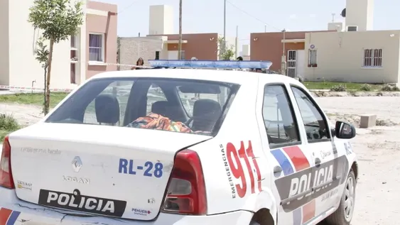Dos niños de 9 y 11 años le avisaron a la policía que un hombre estaba atacando a su pareja