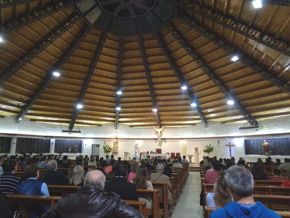 Vigilia en distintas parroquias locales