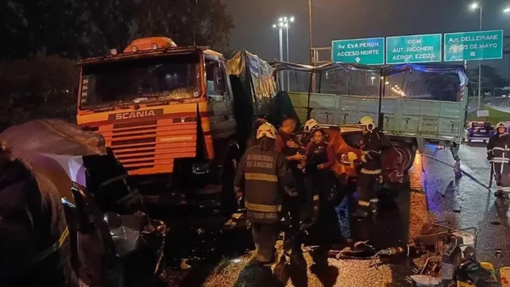 Un camión perdió el control, se cruzó de mano e impactó contra dos autos