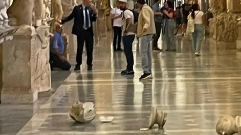 Pidió ver al Papa Francisco, le dijeron que no y rompió obras de arte del Vaticano