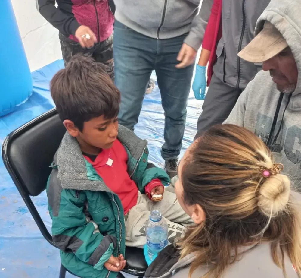 Tiene 7 años y sobrevivió al frío, con sed y hambre perdido casi 20 horas en el campo