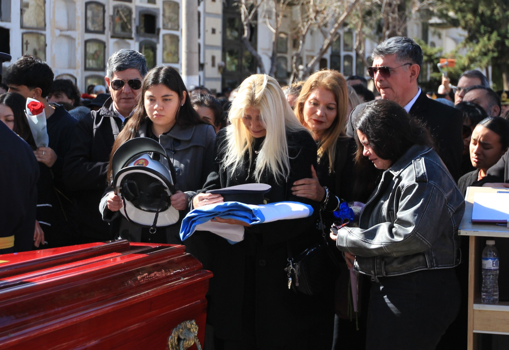 San Juan se unió en una despedida marcada por el dolor, el respeto y el reconocimiento a quienes entregaron su vida al servicio de la comunidad. Fotos: Daniel y Mariano Arias / Diario de Cuyo