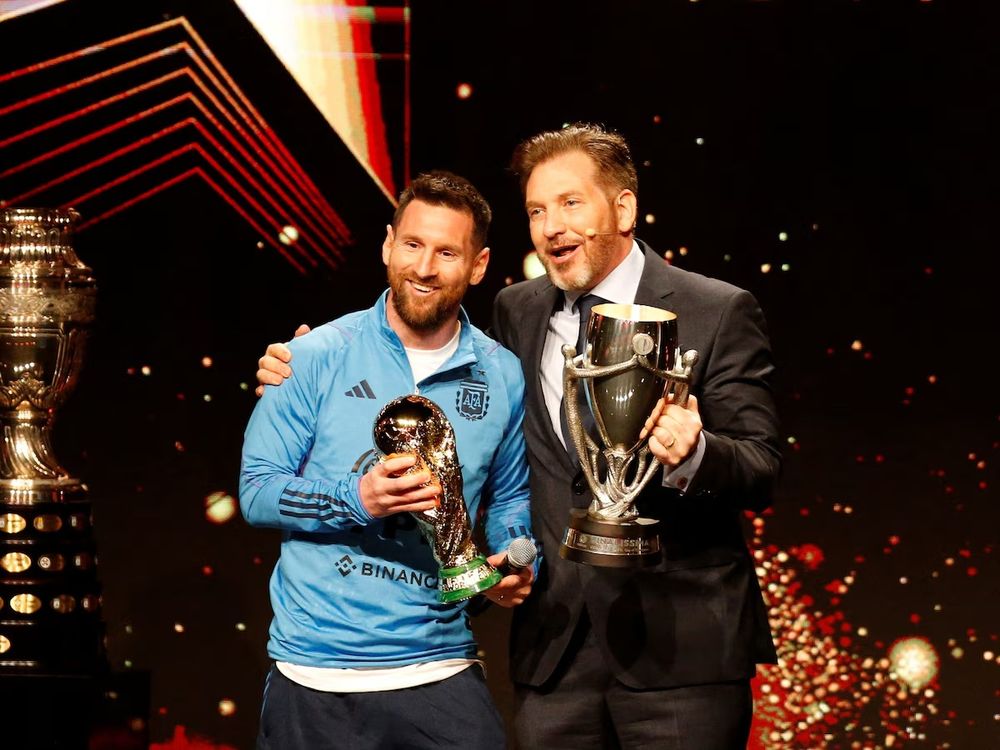 Messi junto a Alejandro Domínguez.