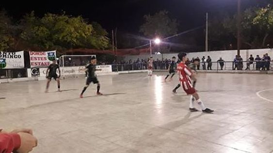 Otra batalla en el futsal: esta vez entre hinchas de Santo Domingo y La Gloria
