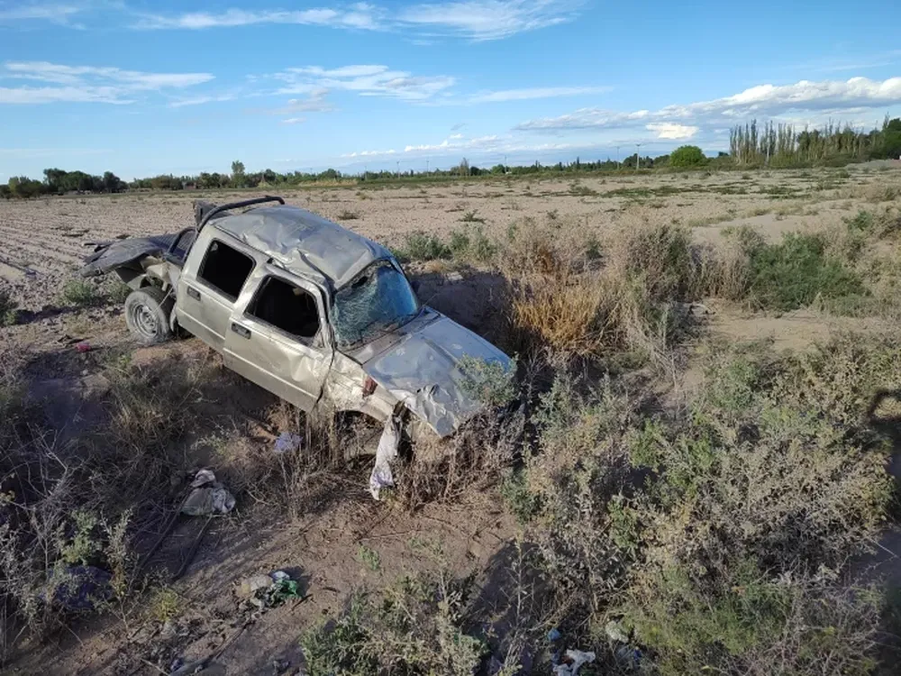 Conductor borracho volcó la camioneta y un bebé se encuentra grave