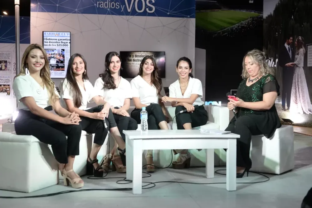 [FOTOS] Un nuevo grupo de Embajadoras visitó el stand de DIARIO DE CUYO