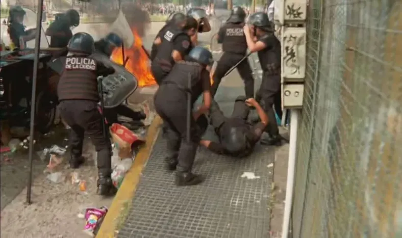 [VIDEO] El momento en que un manifestante le lanza una bomba molotov a un policía