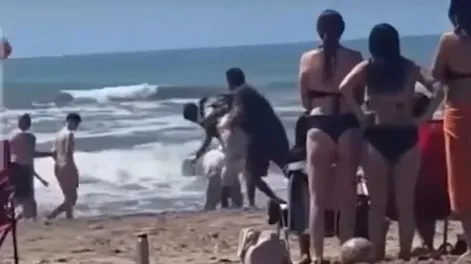 [VIDEO] Insólita pelea entre churreros y vendedores de licuados en plena playa de Mar Azul