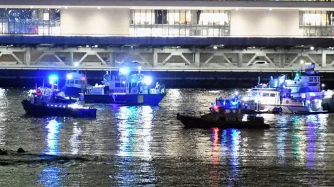 Cinco personas murieron tras la caída de un helicóptero en el East River de Nueva York