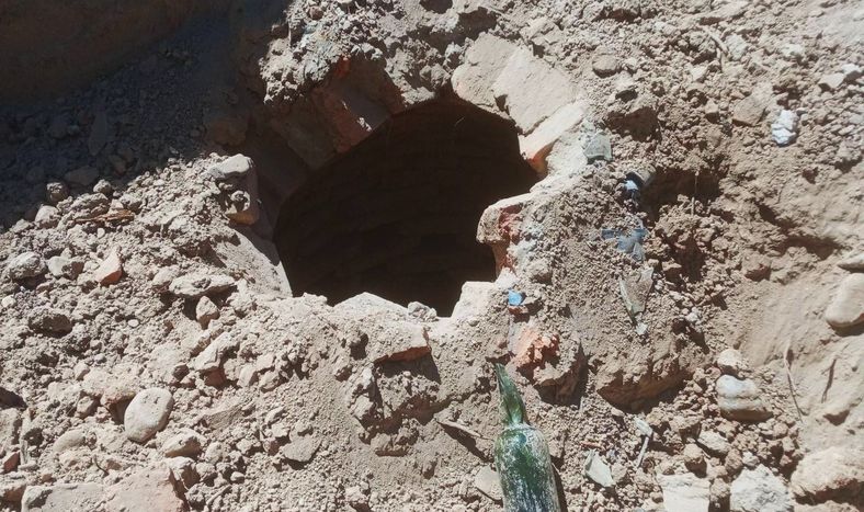 Hallazgo histórico en la Plaza Gertrudis Funes: creen que los objetos eran del olvidado Hospital San Roque
