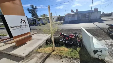 Un joven manejaba borracho, perdió el control de su moto y terminó en la acequia