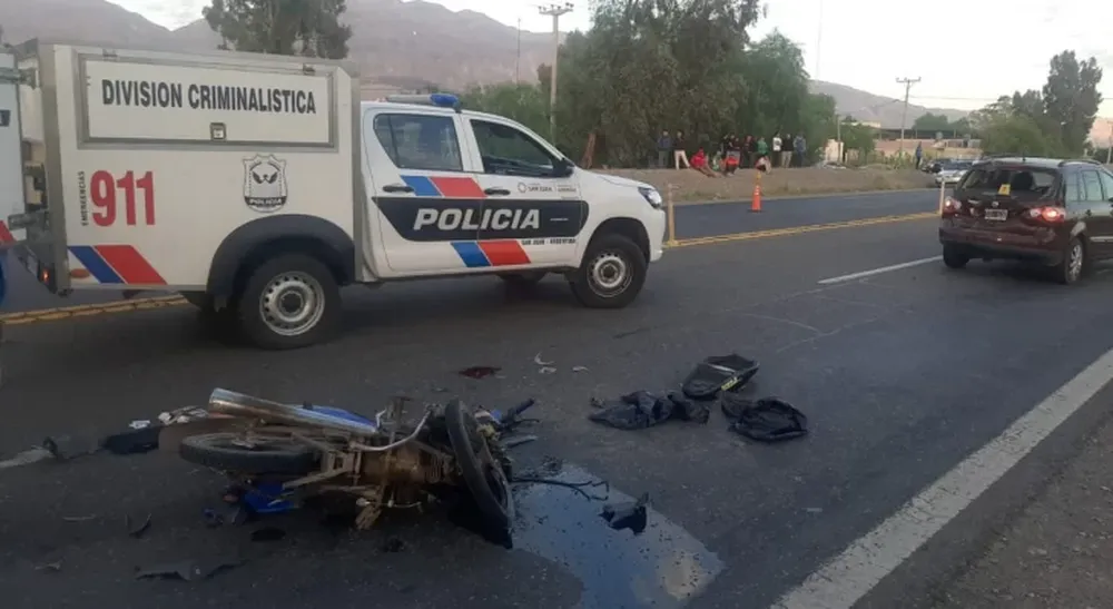 Lo peor para un changarín que se estrelló en moto contra la parte trasera de un auto