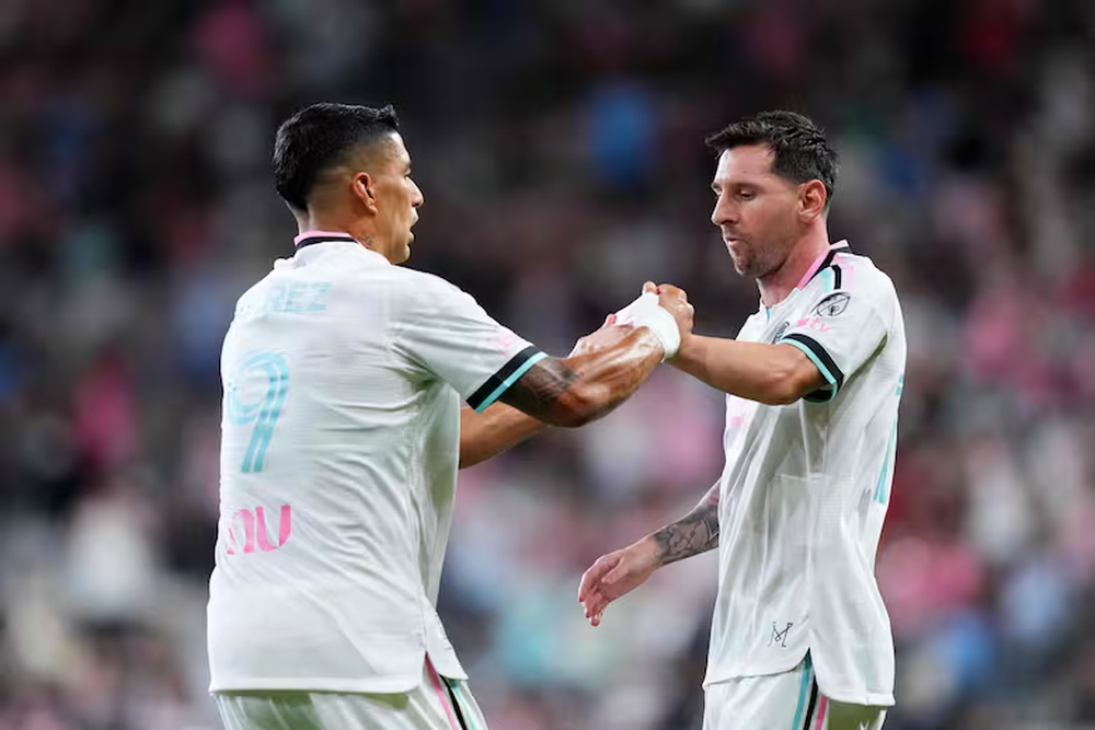 Suárez le cede a Messi la cinta de capitán tras ingresar a los 7 minutos del segundo tiempo.