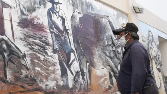 Una parroquia con un paseo de murales