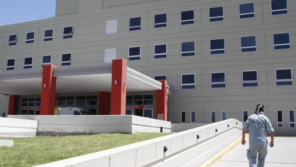 Un policía iba a trabajar y sufrió una dura caída en su moto cuando se le atravesó un perro