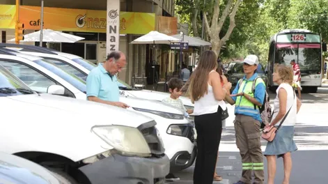 Diario de Cuyo | DEBUT. Muchas fueron las dudas de los usuarios a la hora de usar la nueva aplicación para estacionar en la Ciudad que ayer entró en vigencia.