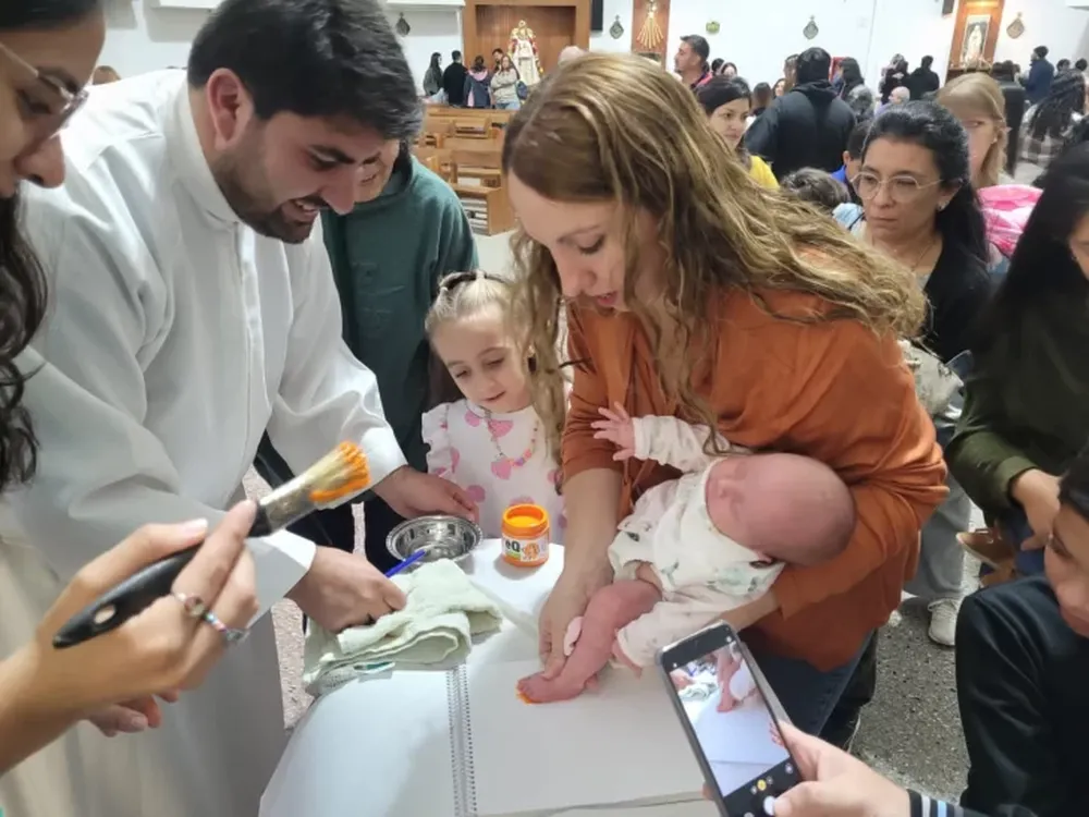 Un libro donde los bebés estampan su huella para encomendarse a la Virgen