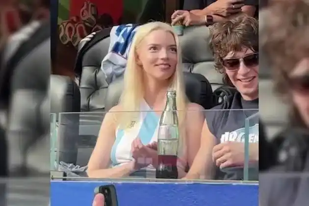 Una de las perlitas del Mundial 2026 la dejó Anya Taylor Joy, luciendo un atuendo argento en el partido de Estados Unidos y Paraguay.&nbsp;