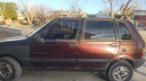 No encontró estacionamiento frente a su casa, dejó el auto cerca y se lo robaron