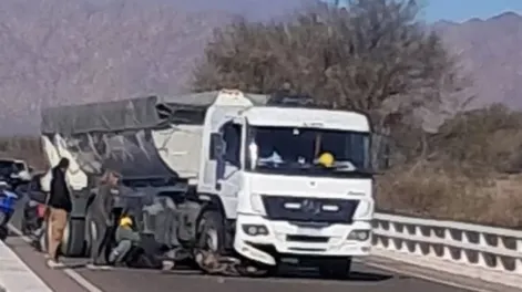 Una adolescente murió arrollada por un camión