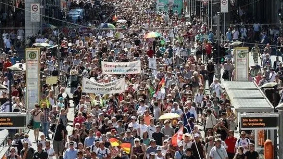 Multitudinaria marcha en Alemania contra las restricciones por el Covid-19