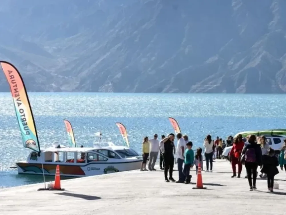 Viajaron 920.000 turistas y gastaron $ 29.109 millones en el país por el fin de semana largo