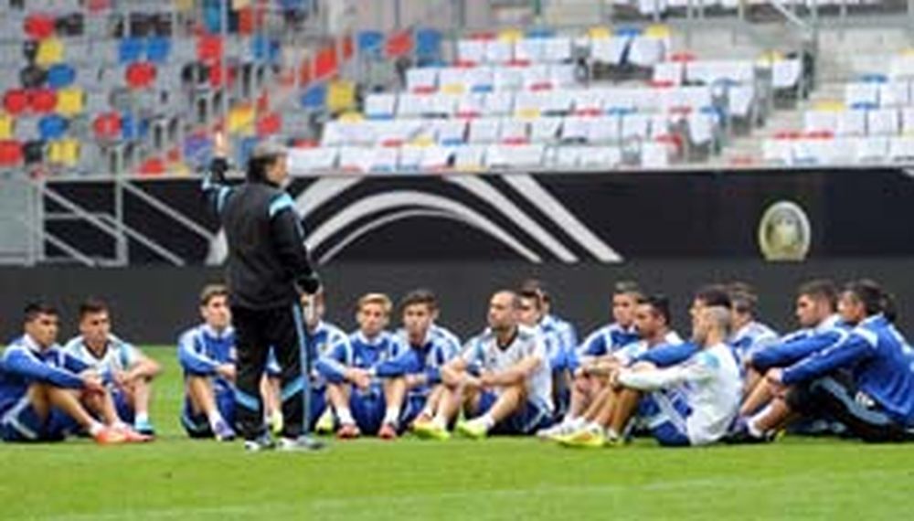Martino dirigió su primera práctica y mañana parará un 4-3-3