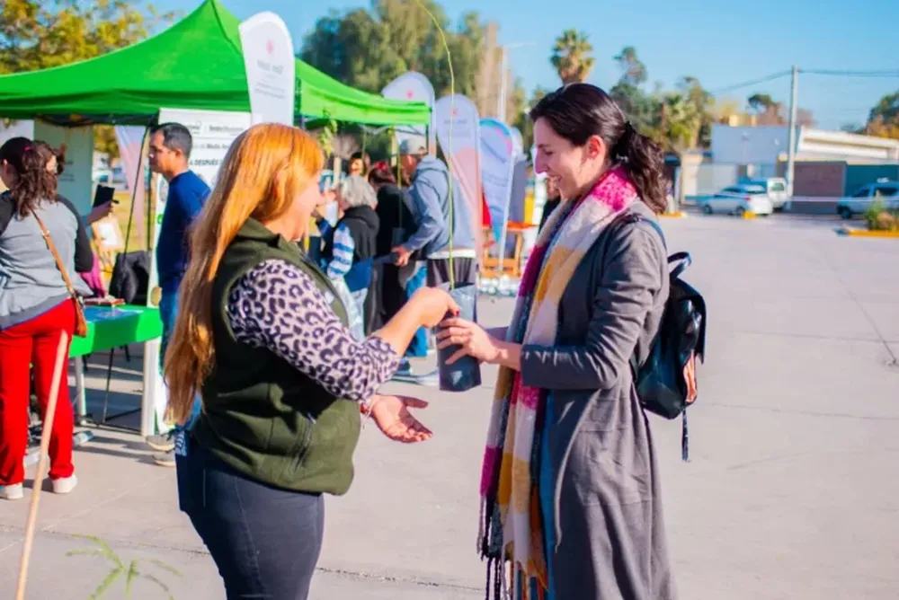 Eco Canje es una propuesta del municipio de Rivadavia que consiste en el intercambio de materiales reciclables por plantines o tierra fertil.