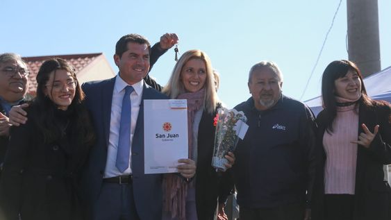 Orrego entregó viviendas en Ullum: 105 familias accedieron a su casa propia
