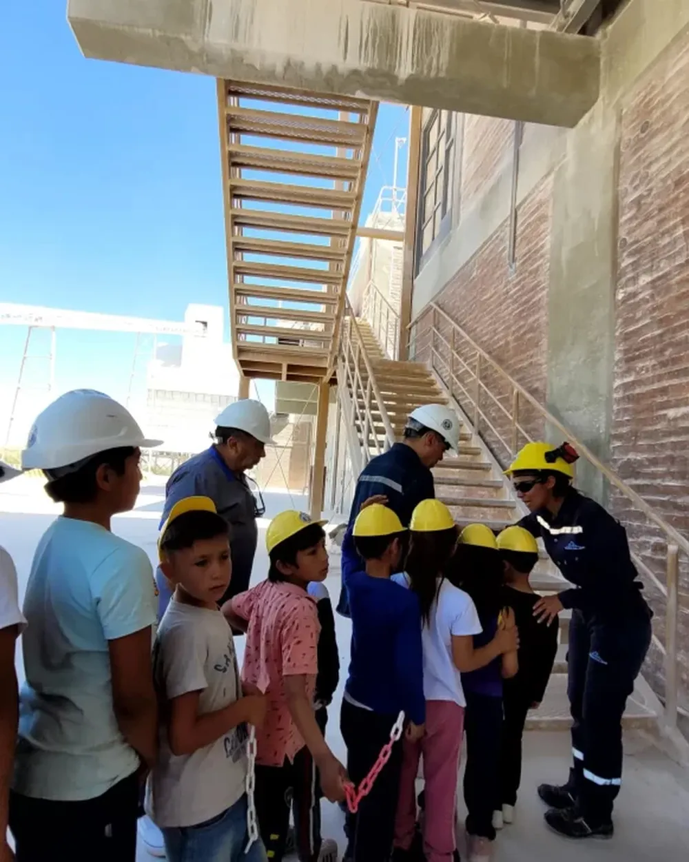 Gracias al programa Aprendizaje en movimiento, los alumnos primarios de Sarmiento puden visitar las caleras en Los Berros.