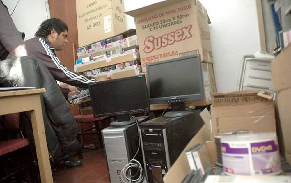 Hallan casi 6.500 discos piratas y hay 2 comerciantes detenidos