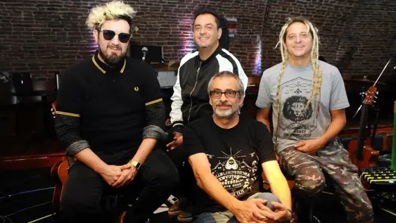 Los Auténticos Decadentes, la usina de hits que con 35 años de historia no se rinde